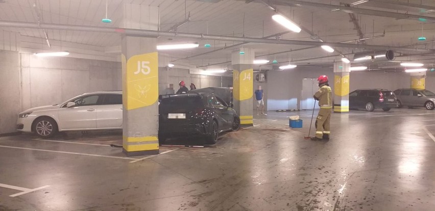 Pod wpływem narkotyków uderzył w filar parkingu centrum handlowego. Samochód sam zaalarmował policję