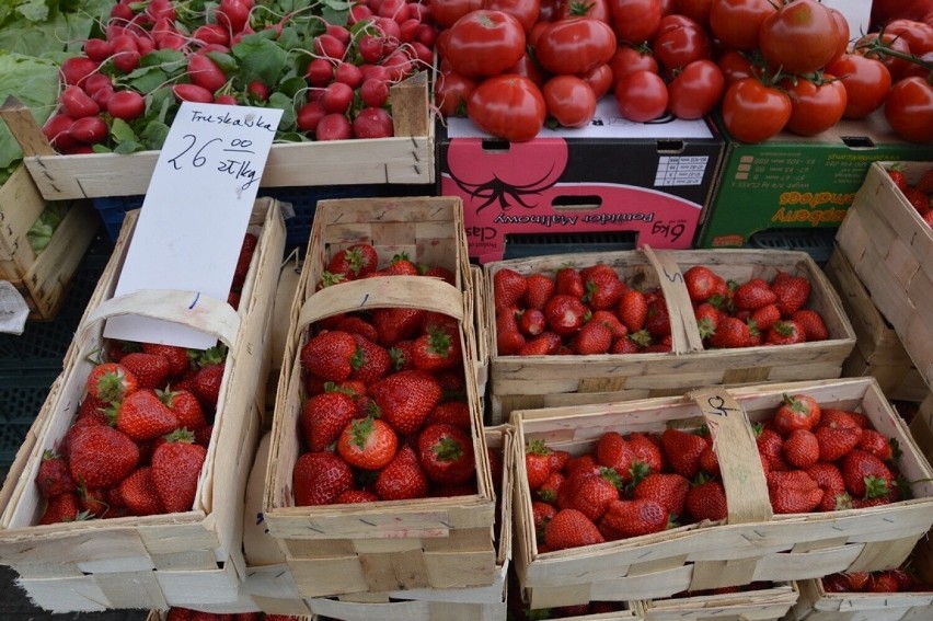 Truskawki królują na stalowowolskim targu