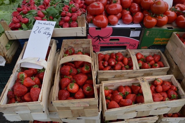 Truskawki królują na stalowowolskim targu