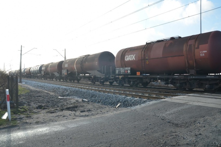 Zderzenie auta dostawczego z pociągiem towarowym na przejeździe kolejowym na Dalkach