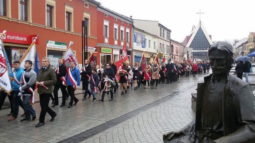 Jaworzno: W Święto Niepodległości mieszkancy złożyli kwiaty pod pomnikiem [ZDJĘCIA]