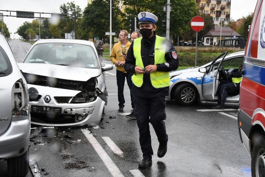 Groźne zderzenie w centrum Kielc. Policjanci natrafili na niespotykane trudności [ZDJĘCIA]