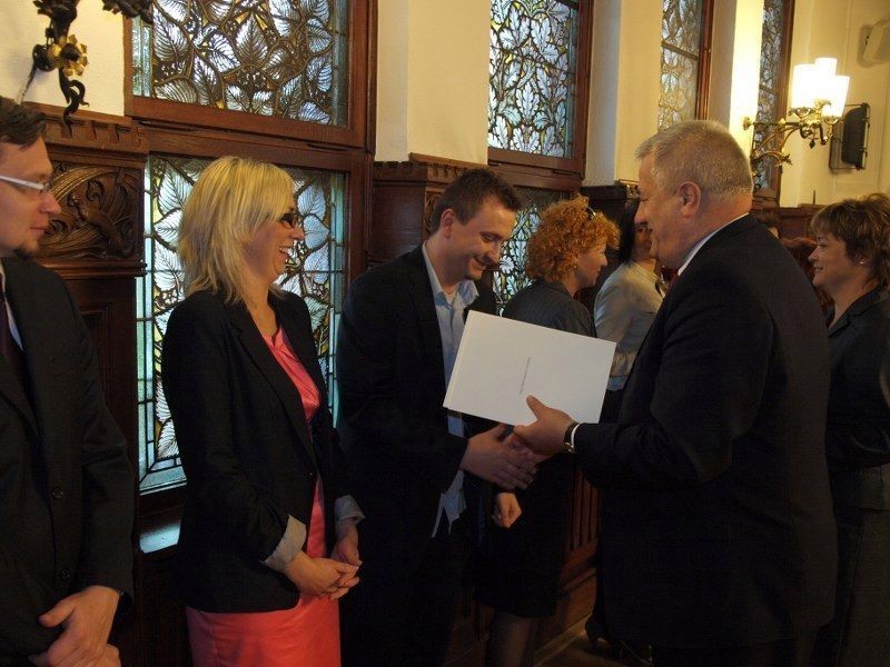 Prezydent Słupska nagrodził uczniów stypendiami i listami gratulacyjnymi