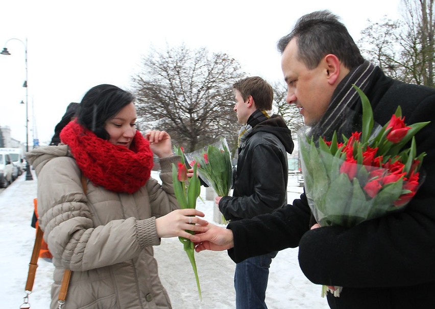 Poseł Ostrowski rozdaje kwiaty na Dzień Kobiet
