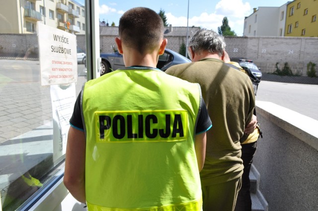 Policjanci z Bytowa zatrzymali 61-latka, który nożem do tapet zaatakował i zranił dwóch mężczyzn