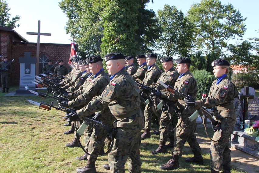 Żołnierze z 11.batalionu dowodzenia podczas uroczystości w...
