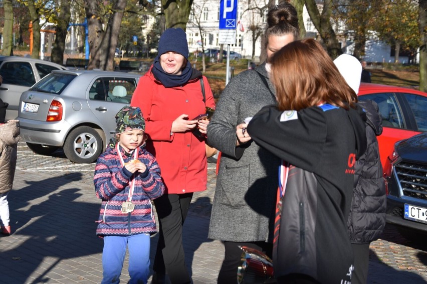 Bieg Niepodległości 2023 w Aleksandrowie Kujawskim. Pierwszy taki bieg w mieście. Wideo i zdjęcia
