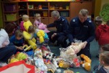 Ochronka Żory: Policjanci i strażacy podarowali zabawki maluchom [ZDJĘCIA]