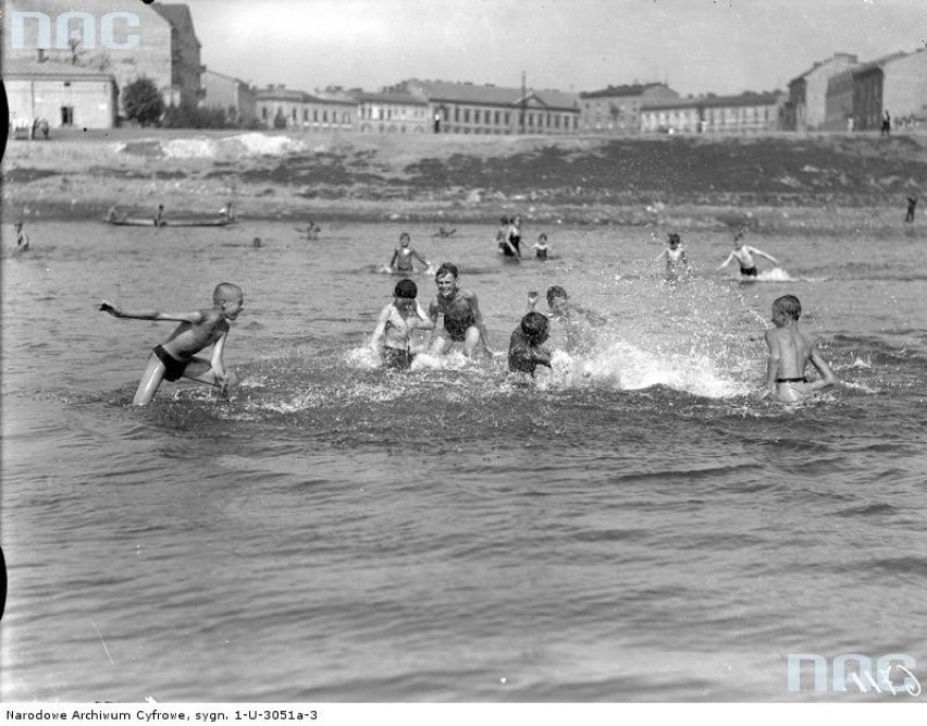 Plaża na Wisłą w Krakowie. Dzieci bawiące sie w wodzie.