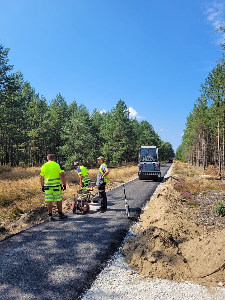 Prace na asfaltowym odcinku trasy rowerowej koło Bornego...