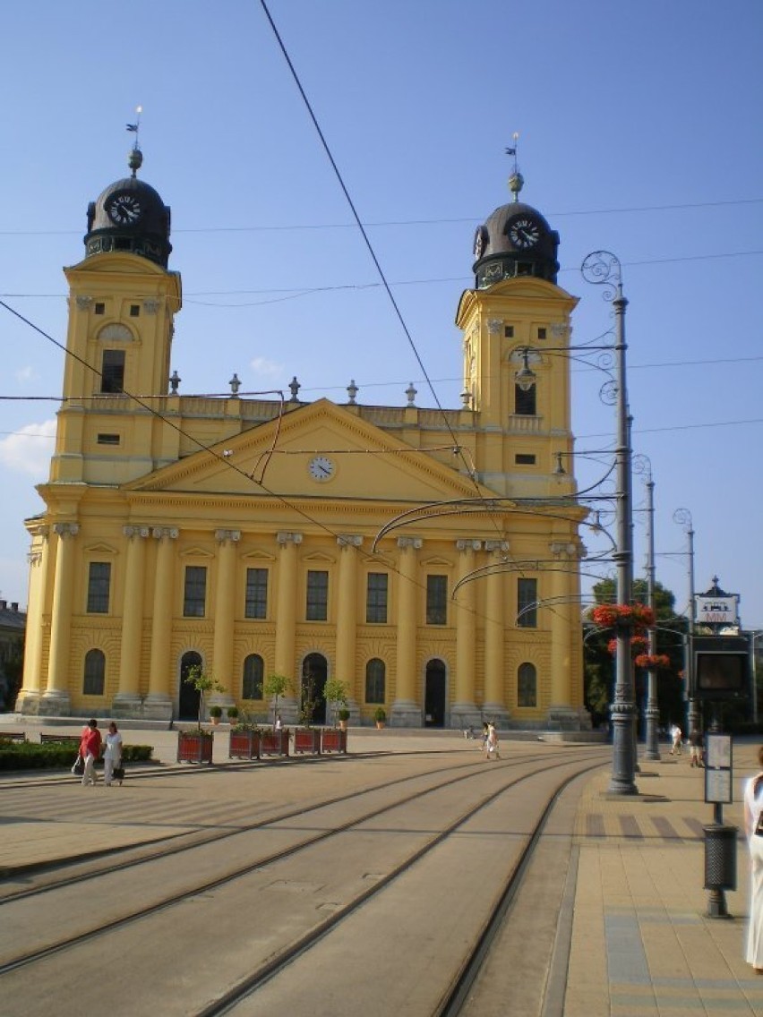 Debreczyn, Kossuth tér. Ozdobne słupy trakcji tramwajowej na...