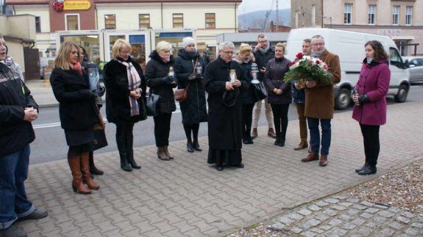 W Głuszycy pamiętali o rocznicy 13 grudnia - spotkanie pod pomnikiem