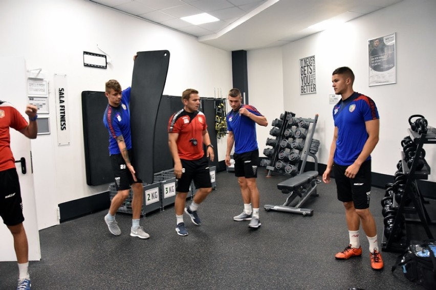 Piłkarze Miedzi Legnica na treningu siłowym w Fitness World [ZDJĘCIA]