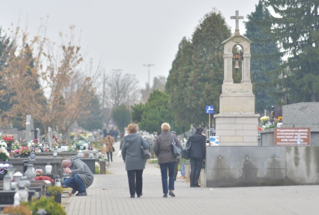 Wielu mieszkańców stara się przychodzić na cmentarz przed 1 listopada, by w ten sposób oddać szacunek zmarłym bliskim. Tu na terenie nekropolii przy ulicy Limanowskiego w Radomiu.