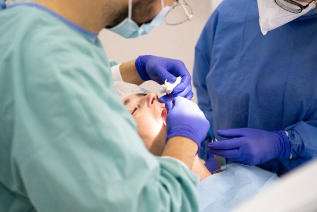 Kliknij  w kolejne zdjęcie i sprawdź, których dentystów w Żorach polecają pacjenci >>>