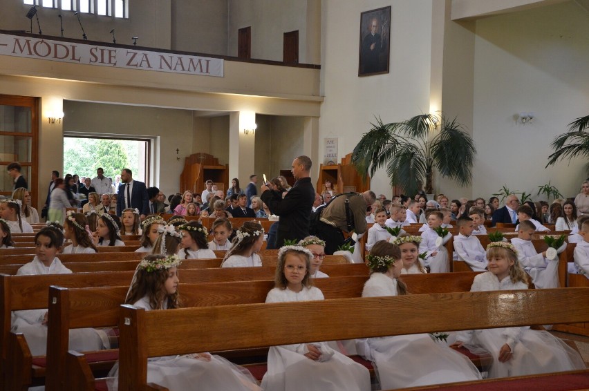 Pierwsze Komunie Św. w Tomaszowie. Uroczystość w kościele św. Jadwigi na Niebrowie [ZDJĘCIA]