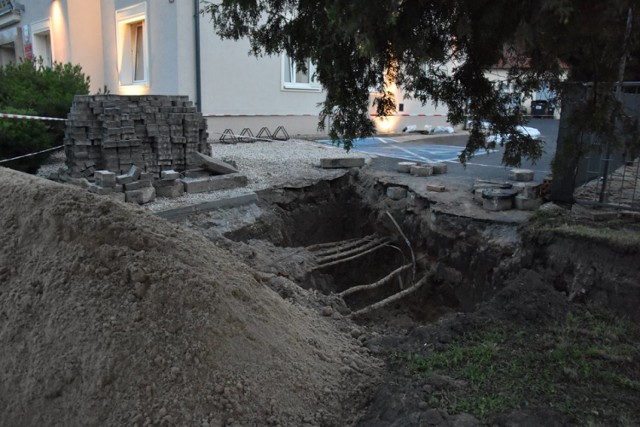 Prace w okolicy budynku Urzędu Miejskiego w Śremie. Na czym polegają?