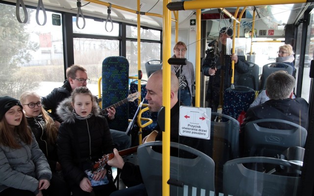 Dziś (1 kwietna) zespoły muzyczne i wokalne umilają podróż pasażerom autobusów komunikacji powiatowej w Grudziądzu i powiecie grudziądzkim.