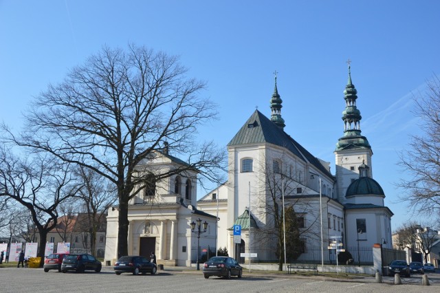 Dwie tablice opisują bazylikę katedralną w Łowiczu