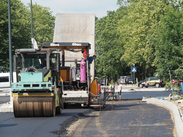 Właśnie mija rok odkąd powinniśmy jeździć wyremontowaną al. Śmigłego - Rydza od skrzyżowania marszałków do ul. Przybyszewskiego. Ale prace wciąż trwają, zaś na placu budowy widać niewielu robotników. Spotkać ich można w okolicy wiaduktu i ulicy Milionowej, gdzie wylewany jest asfalt. Ale zdaniem mieszkańców to wciąż za mało jak na inwestycję o tak dużej skali.