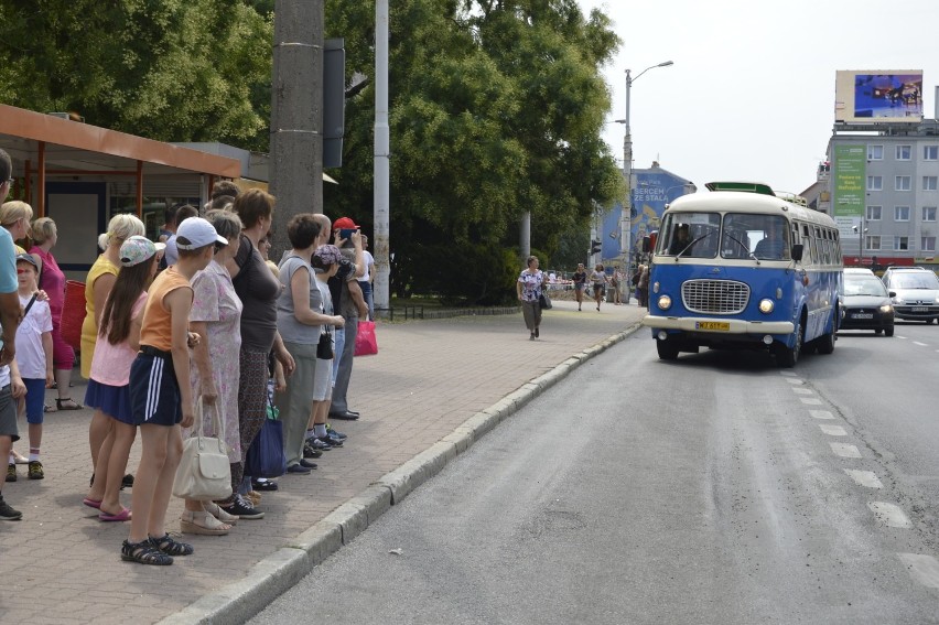 Adamowi zabytkowy ogórek bardzo się podobał! Innym pasażerom...