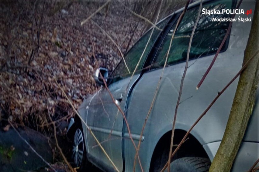 Ucieczka 21-latka przed policją skończyła się w rowie.