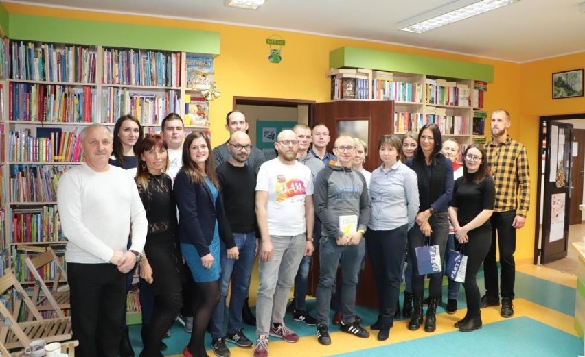 Spotkanie z ultramaratończykiem Tomaszem Pawłowskim w bibliotece w Blizanowie FOTO