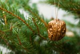 Piękne stroiki świąteczne z orzechów włoskich. Jak zrobić ozdoby DIY na Boże Narodzenie? Modne dekoracje za grosze, które zachwycą gości