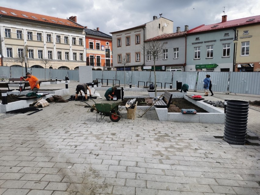 Rynek w Chrzanowie już prawie gotowy. Konieczne drobne poprawki. W połowie maja uruchomienie ogródków [ZDJĘCIA]