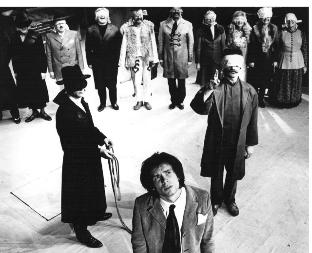 Scena ze spektaklu "Paternoster" Helmuta Kajzara w reż. Jerzego Jarockiego, na pierwszym planie  Bogusław Kierc, Wrocławski Teatr Współczesny 1970 r.