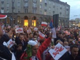 Protest przed Sądem Rejonowym w Gdyni. Protestujący: "Precz z Kaczorem, "Solidarność naszą bronią!"