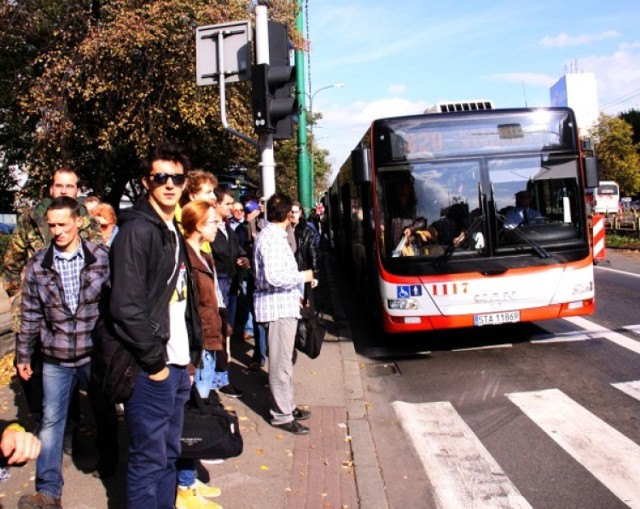 Pasażerowie popularnego autobusu linii 820 mogą przez tydzień ...
