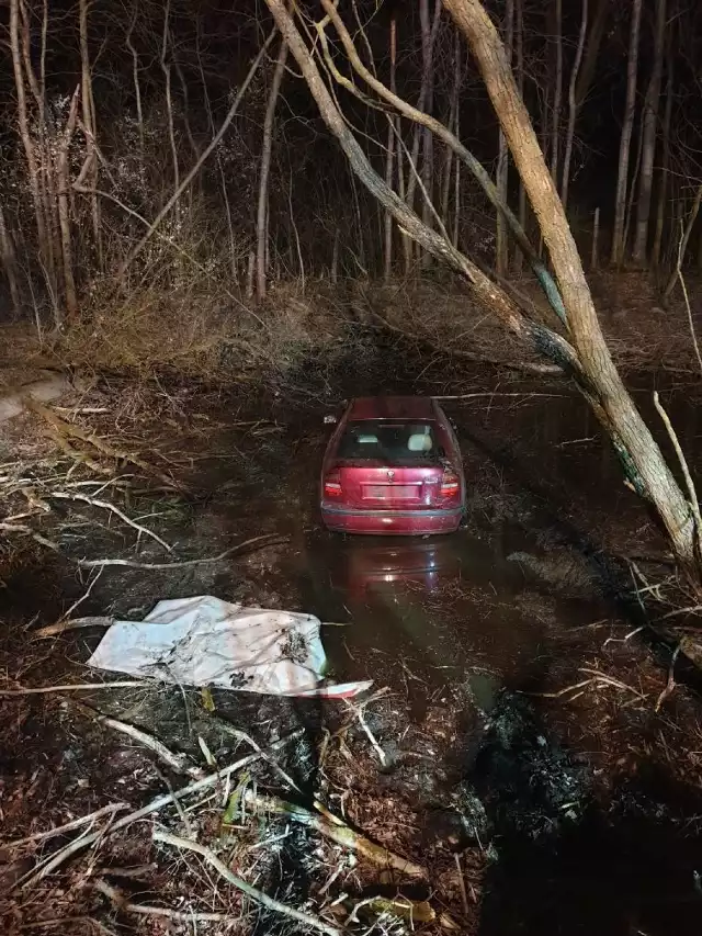 Skoda octavia w zbiorniku w Woli Bykowskiej. Piotrkowska policja szuka kierowcy