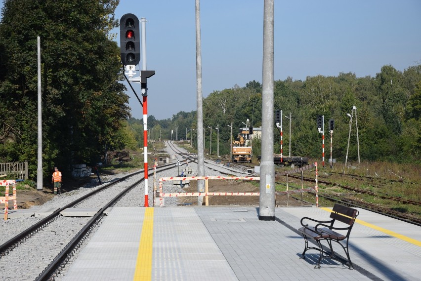 Pociągi ruszyły. Nowe perony i szybszy przejazd na trasie Kraśnik - Lublin (ZDJĘCIA/WIDEO)
