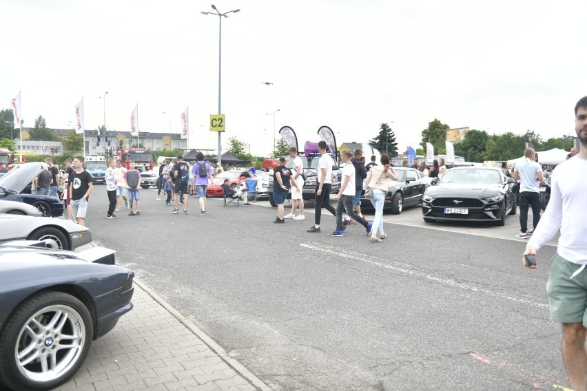 Motopiknik przed M1 w Radomiu. Miłośnicy pojazdów z bardzo różnych epok zjawili się na parkingu centrum handlowego. Zobacz zdjęcia