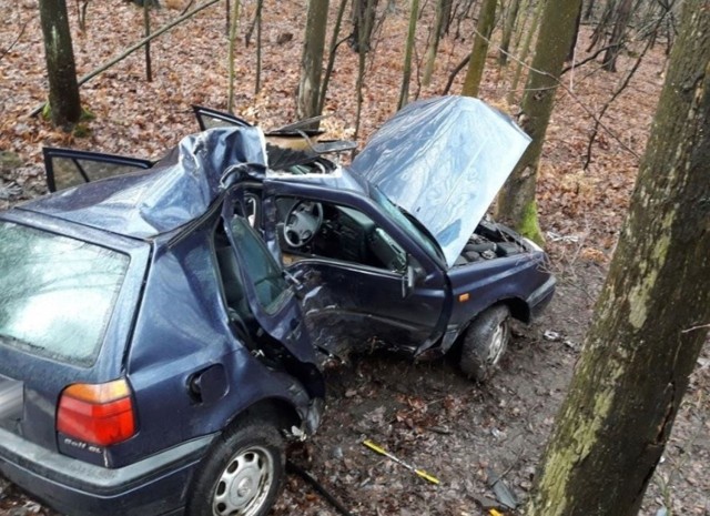 Śmiertelny wypadek w Mikołowie. 45-latka wjechała autem w drzewo. Nie żyje jej 69-letnia matka