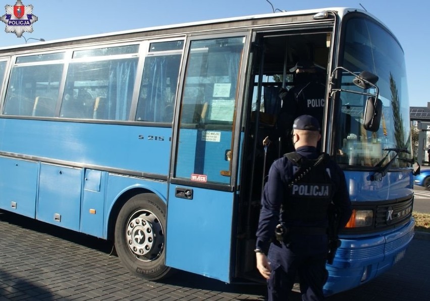 Powiat zamojski. Policjanci walczą z osobami, które nie przestrzegają obostrzeń. Kontrolują galerie handlowe oraz transport publiczny