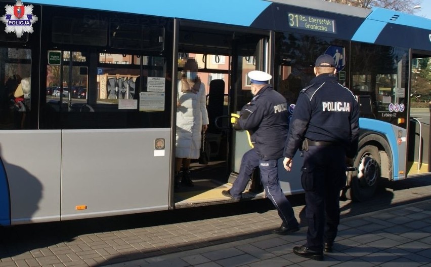 Powiat zamojski. Policjanci walczą z osobami, które nie przestrzegają obostrzeń. Kontrolują galerie handlowe oraz transport publiczny