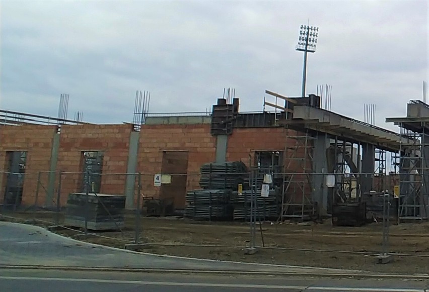 Nowy Sącz. Klątwa stadionu Sandecji. Czy prace przy budowie trybuny głównej powinny były zostać wstrzymane?