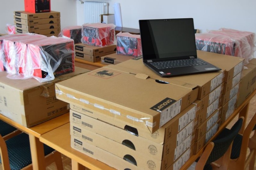 Powiat wągrowiecki kupił nowe laptopy dla uczniów 