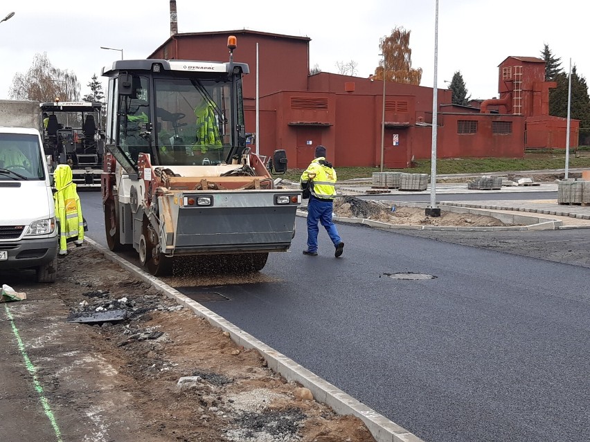 Kładą asfalt na nowym parkingu w Goleniowie. Przy dworcu w przyszłym tygodniu?