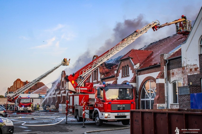 Pożar remontowanego basenu we Wrześni. 85 strażaków walczyło z ogniem. Nowy dach doszczętnie spalony