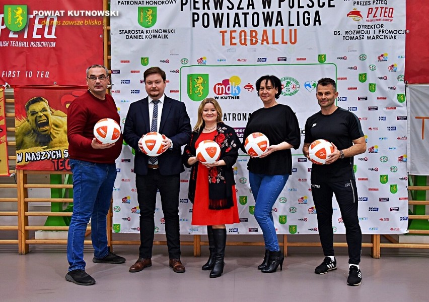 Za nami inauguracyjne rozgrywki pierwszej w Polsce Powiatowej Ligi Teqball, które odbyły się wczoraj (27 listopada) w hali sportowej w Krośniewicach