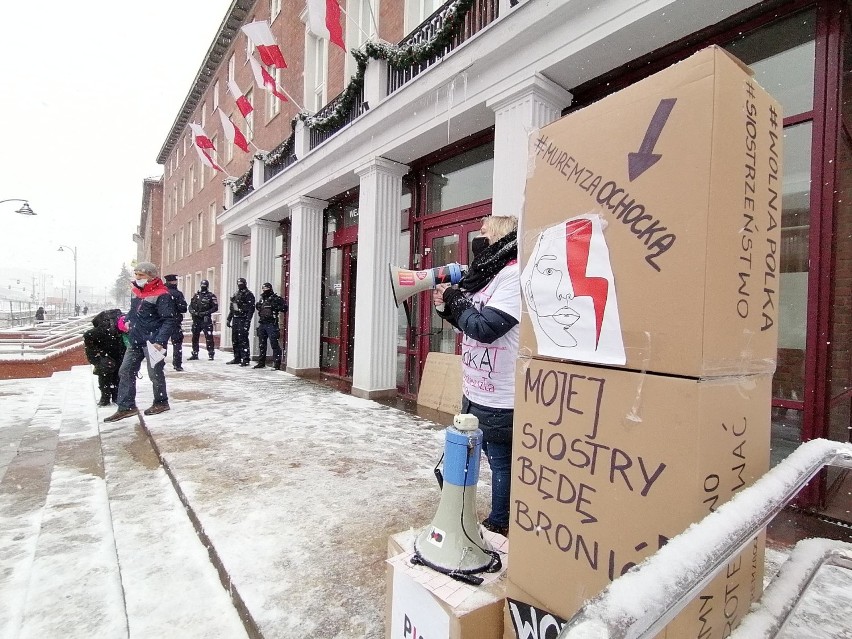 „Murem za Ochocką!”: demonstracja solidarności z dyrektorką szkoły w Tczewie