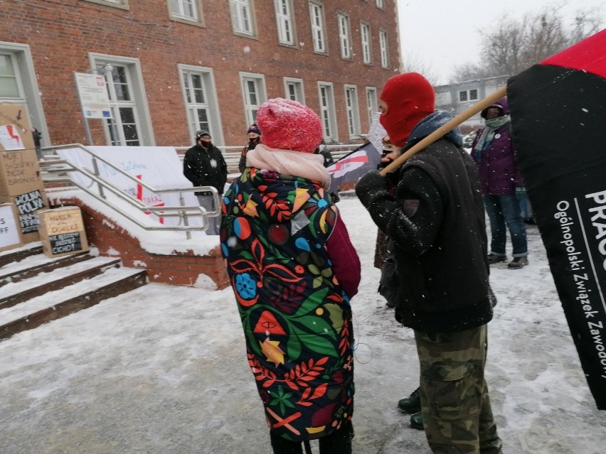 „Murem za Ochocką!”: demonstracja solidarności z dyrektorką szkoły w Tczewie