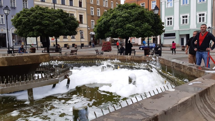 Ktoś wlał szampon do fontanny w wałbrzyskim rynku Pracownicy...