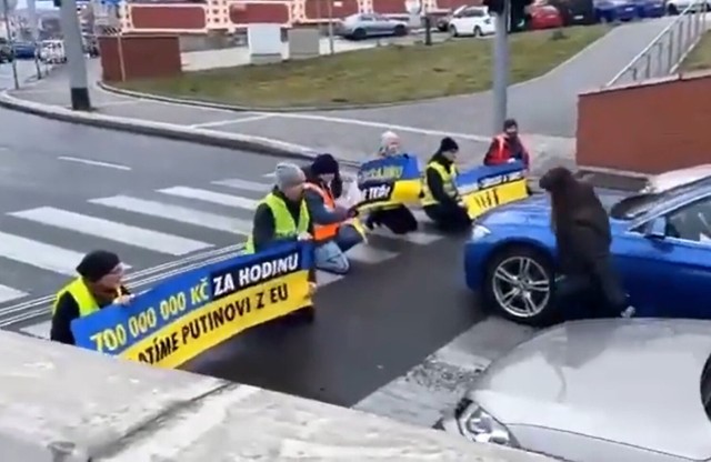 Pokojowa manifestacja w Czechach została zaatakowana. Demonstranci wyrażali sprzeciw wobec nienałożeniu sankcji na rosyjskie surowce.