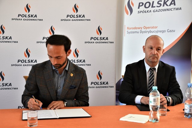 Od lewej: burmistrz Rypina Paweł Grzybowski i dyrektor oddziału Zakładu Gazowniczego w Bydgoszczy PSG Sebastian Latanowicz