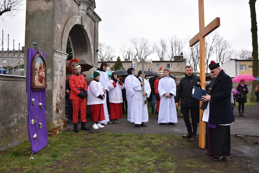 Blisko 200 mieszkańców Kościelnej Wsi wzięło udział w tradycyjnej Drodze Krzyżowej 