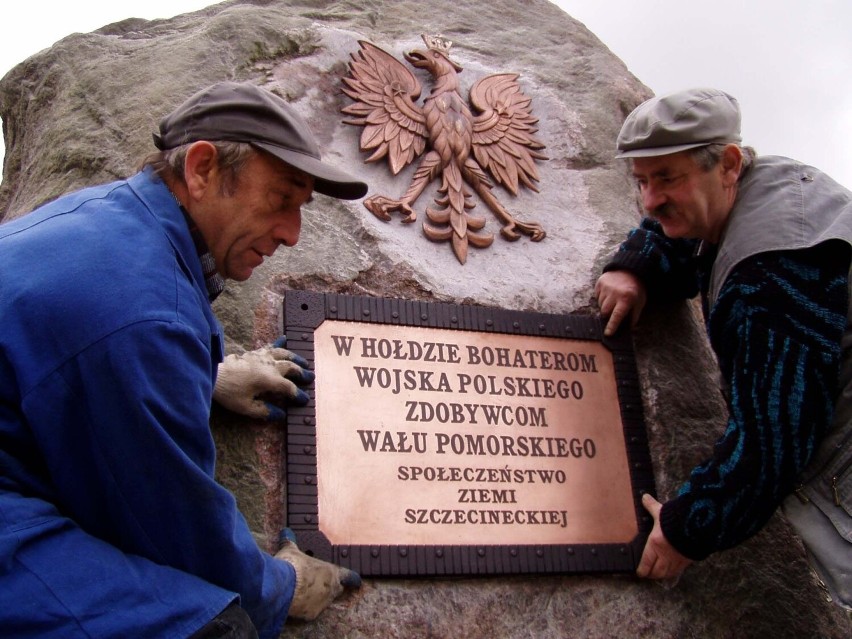Rok 2007, szczecinecki rzeźbiarz Wiesław Adamski (z prawej)...
